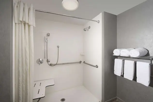 Süit, Engellilere Uygun, Sigara İçilmez (Roll-in Shower)