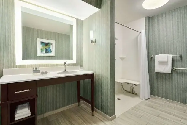 Oda, 2 Çift Kişilik Yatak, Engellilere Uygun, Havuz Manzaralı (Roll-in Shower)