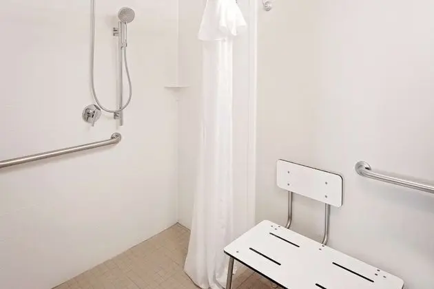 Süit, 1 En Büyük (King) Boy Yatak, Engellilere Uygun (Mobility & Hearing, Roll-in Shower)