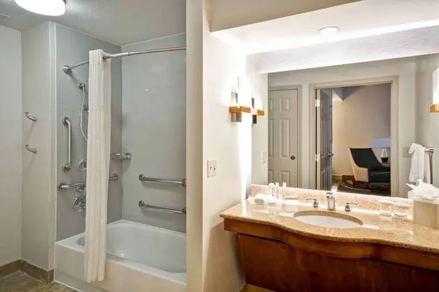 Süit, 2 Yatak Odası, Engellilere Uygun, Küvet (1 King Bed & 2 Double Beds, Sofabed)