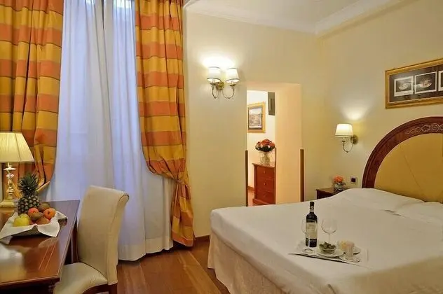 Club Tek Büyük Yataklı Oda