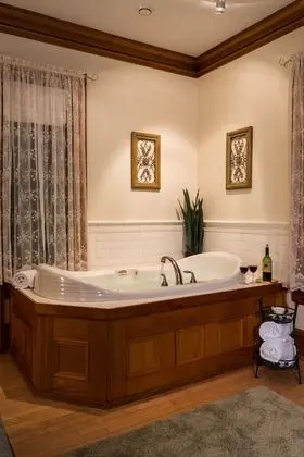Luxury Tek Büyük Yataklı Oda, 1 En Büyük (King) Boy Yatak, Jakuzi, Bahçe Manzaralı