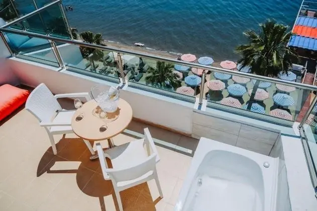 Jakuzili Suit Oda, Deniz Manzaralı, Teraslı