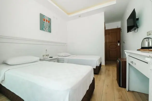 önden deniz manzaralı standart oda.2 kişi kalabilir.1 ad.dbl bed.yada 2 ad.sngl bed.