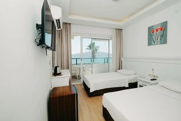 önden deniz manzaralı standart oda.2 kişi kalabilir.1 ad.dbl bed.yada 2 ad.sngl bed.