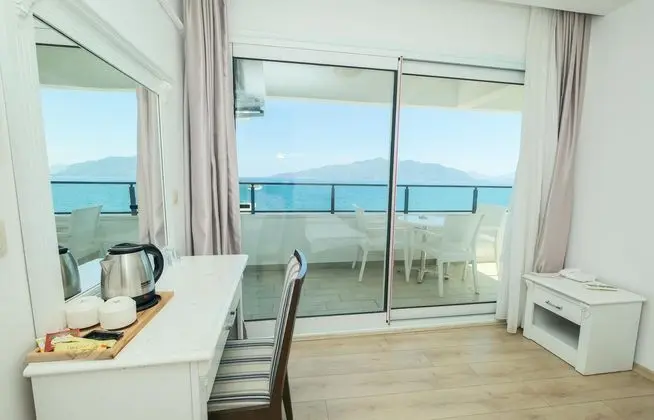 önden deniz manzaralı standart oda.2 kişi kalabilir.1 ad.dbl bed.yada 2 ad.sngl bed.