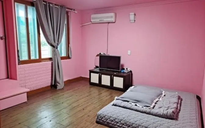 Oda (Room 102 (with a dog))