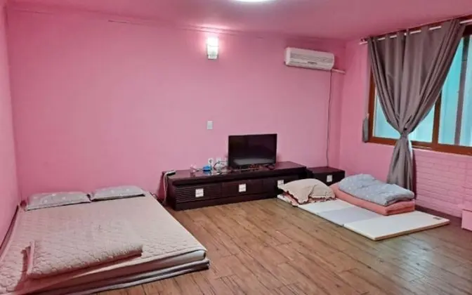 Oda (Room 103 (with a dog))