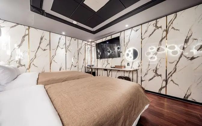 Oda (Deluxe Twin (Netflix & YouTube Availa)