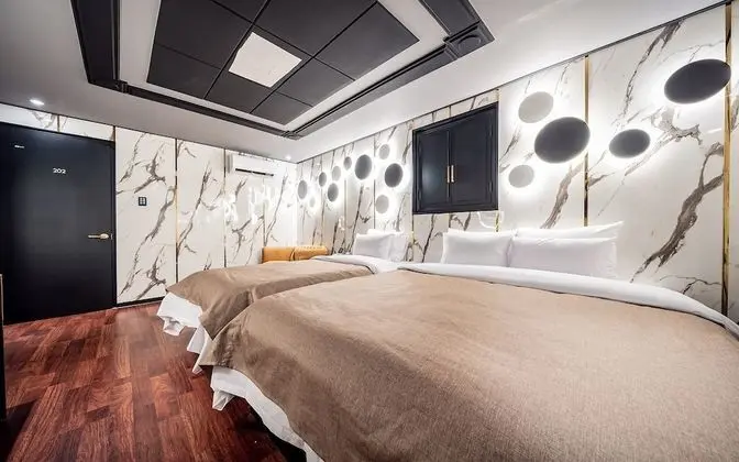 Oda (Deluxe Twin (Netflix & YouTube Availa)