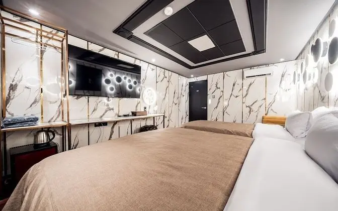 Oda (Deluxe Twin (Netflix & YouTube Availa)