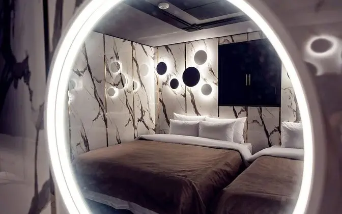 Oda (Deluxe Twin (Netflix & YouTube Availa)