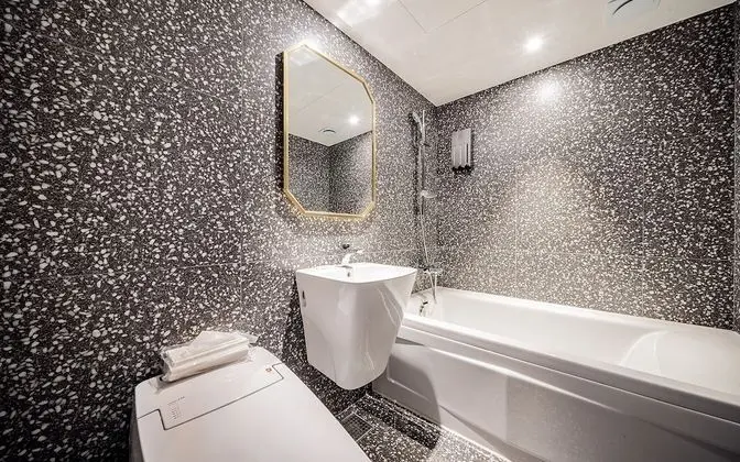 Oda (Deluxe Twin (Netflix & YouTube Availa)