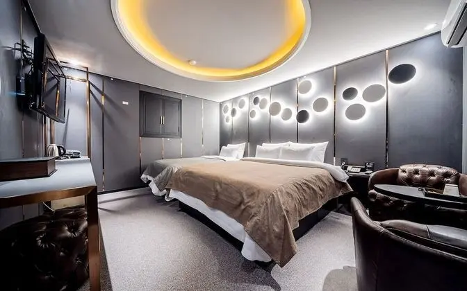 Oda (Deluxe Twin (Netflix & YouTube Availa)