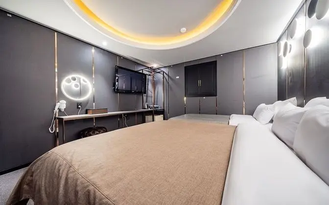 Oda (Deluxe Twin (Netflix & YouTube Availa)