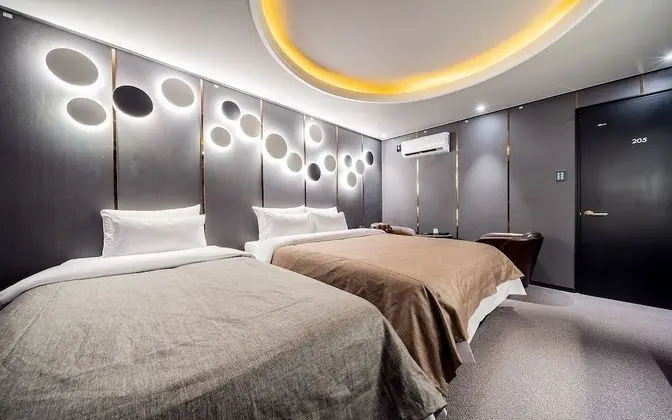 Oda (Deluxe Twin (Netflix & YouTube Availa)