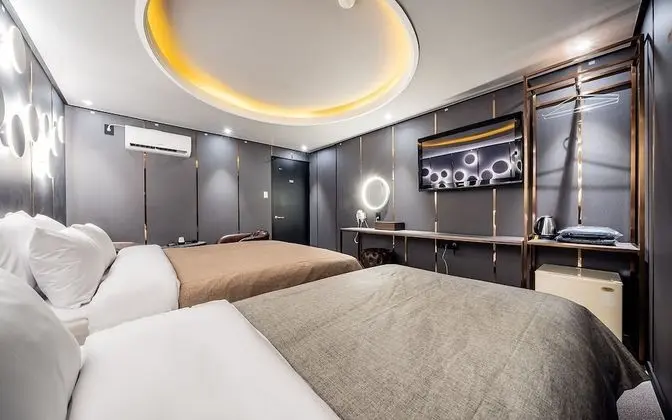 Oda (Deluxe Twin (Netflix & YouTube Availa)