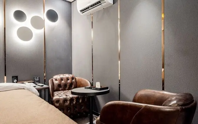 Oda (Deluxe Twin (Netflix & YouTube Availa)