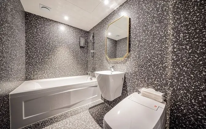 Oda (Deluxe Twin (Netflix & YouTube Availa)