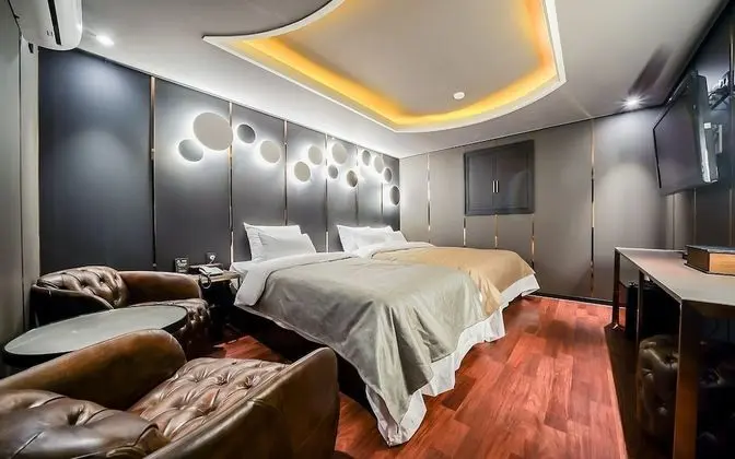 Oda (Deluxe Twin (Netflix & YouTube Availa)