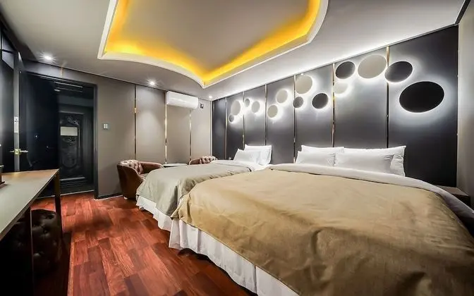 Oda (Deluxe Twin (Netflix & YouTube Availa)