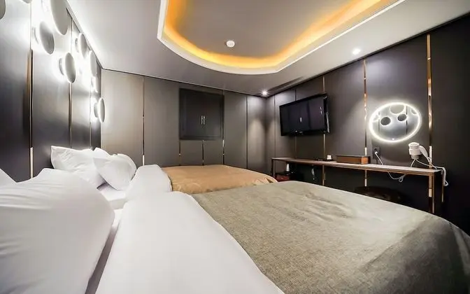 Oda (Deluxe Twin (Netflix & YouTube Availa)