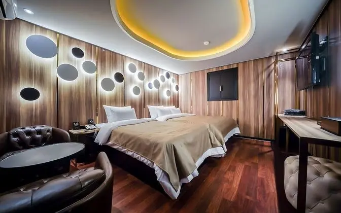 Oda (Deluxe Twin (Netflix & YouTube Availa)