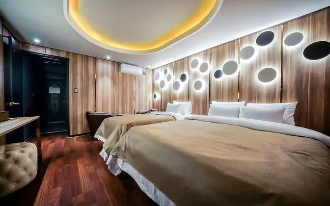 Oda (Deluxe Twin (Netflix & YouTube Availa)