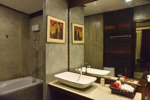 Luxury Tek Büyük Yataklı Oda, 1 En Büyük (King) Boy Yatak, Küvet, Havuz Manzaralı