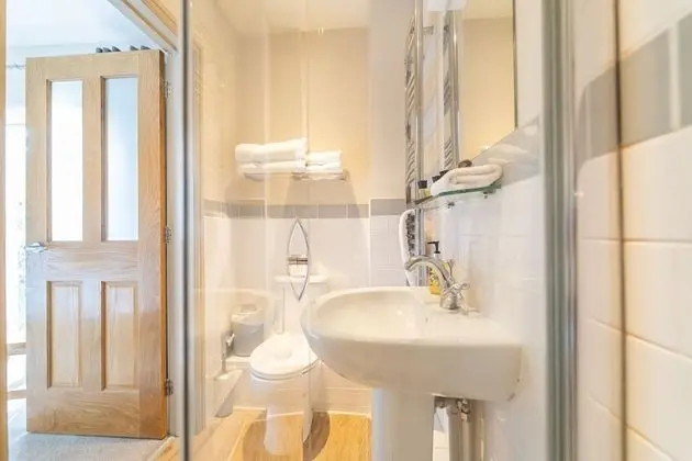 Deluxe Tek Büyük veya İki Ayrı Yataklı Oda, Engellilere Uygun, Banyolu/Duşlu (Super-king Bed)