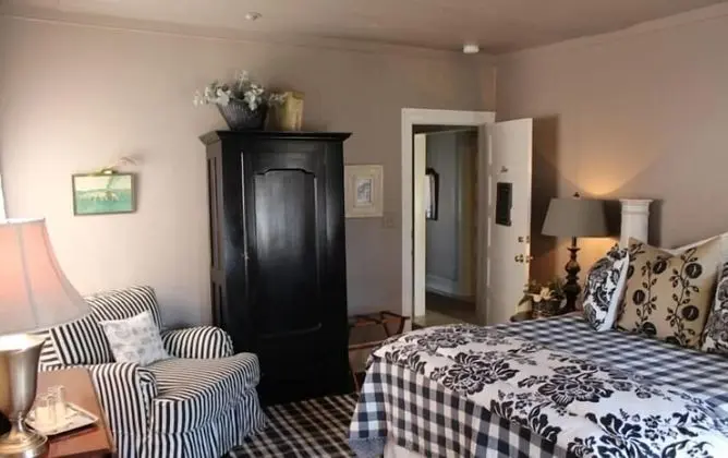 Standard Oda, 1 Büyük (Queen) Boy Yatak, Küvet (4)