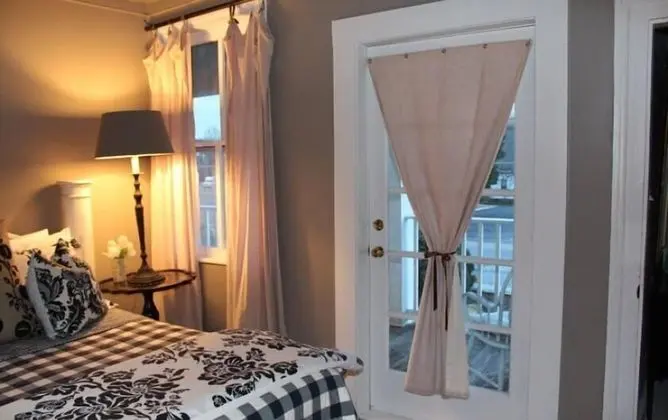 Standard Oda, 1 Büyük (Queen) Boy Yatak, Küvet (4)