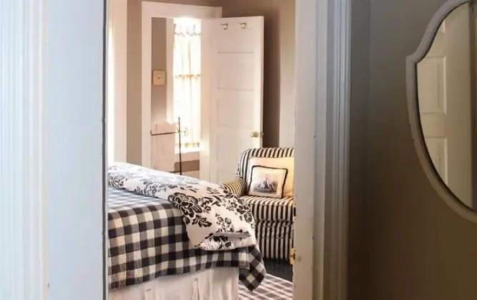 Standard Oda, 1 Büyük (Queen) Boy Yatak, Küvet (4)