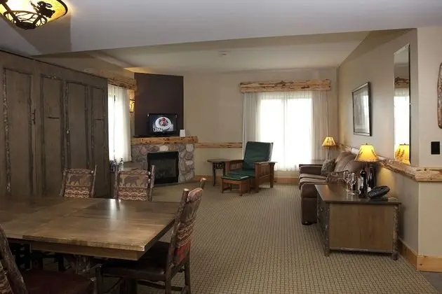 Ledge Rock Suite (Waterpark Access Additional)