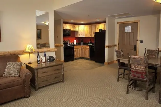 Ledge Rock Suite (Waterpark Access Additional)