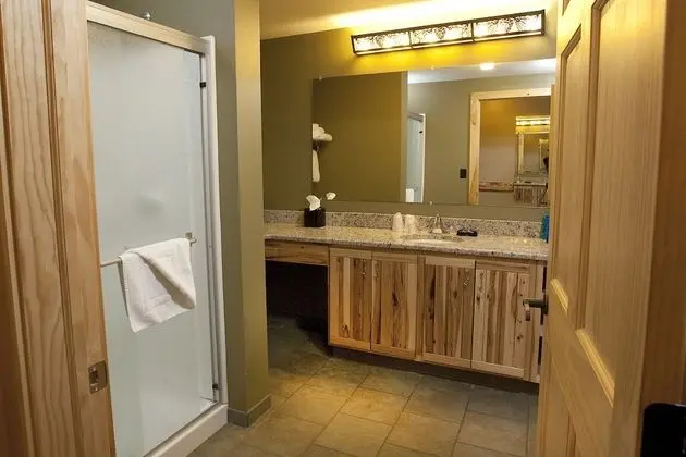 Ledge Rock Suite (Waterpark Access Additional)