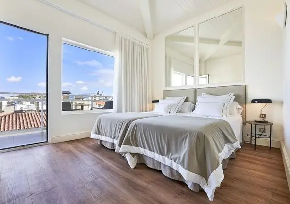 Tek Büyük Yataklı Oda, Balkon, Kısmi Deniz Manzaralı