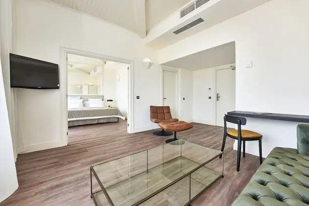 Tek Büyük Yataklı Oda, Balkon, Kısmi Deniz Manzaralı