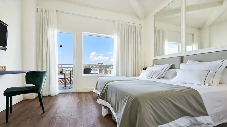 Tek Büyük Yataklı Oda, Balkon, Kısmi Deniz Manzaralı