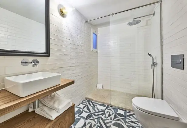 Tek Büyük Yataklı Oda, Balkon, Kısmi Deniz Manzaralı