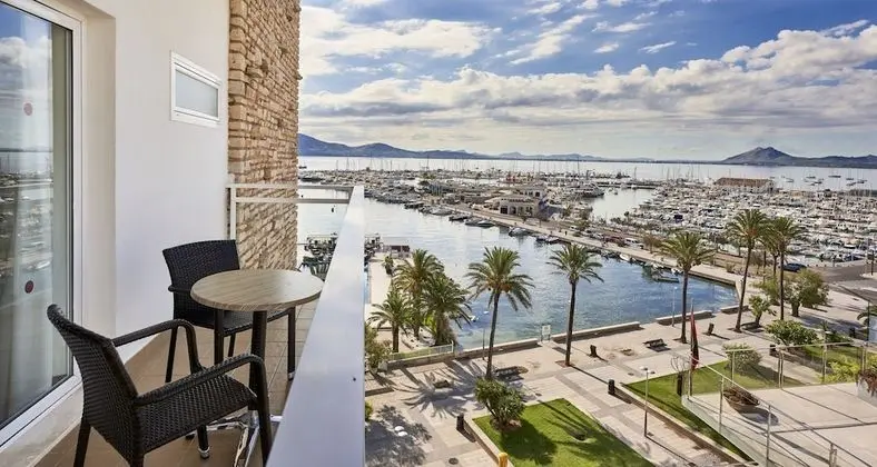 Tek Büyük Yataklı Oda, Balkon, Kısmi Deniz Manzaralı