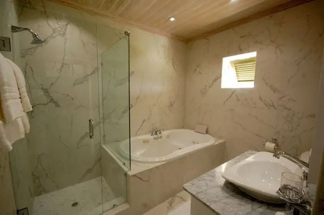 3 Bedrooms, 1 King and 2 Queen Beds