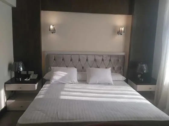 Tek Büyük Yataklı Oda, Havuz Manzaralı