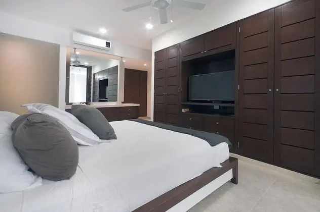 Luxury Apartment, 1 King Bed with Beach Club Access