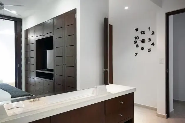 Luxury Apartment, 1 King Bed with Beach Club Access