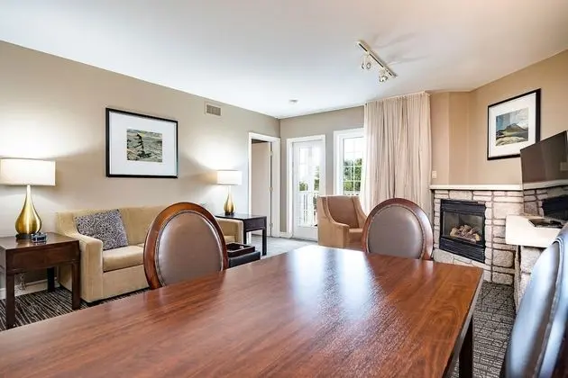 2424 Carriage Country w/ Pool