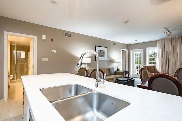 2424 Carriage Country w/ Pool