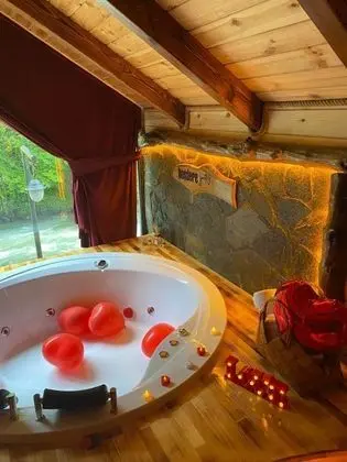 Türk Hamamlı Suite, Nehir Manzaralı, Şömineli ve Jakuzili