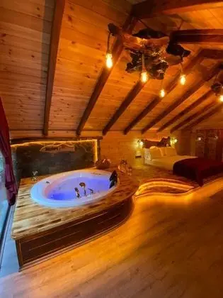 Türk Hamamlı Suite, Nehir Manzaralı, Şömineli ve Jakuzili