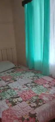 Oda, 1 Büyük (Queen) Boy Yatak, Ortak Banyo, Zemin Kat